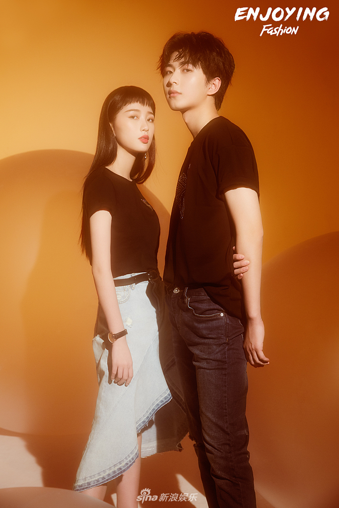 虞书欣和李歌洋合体拍大片 狗啃刘海造型俏皮可爱