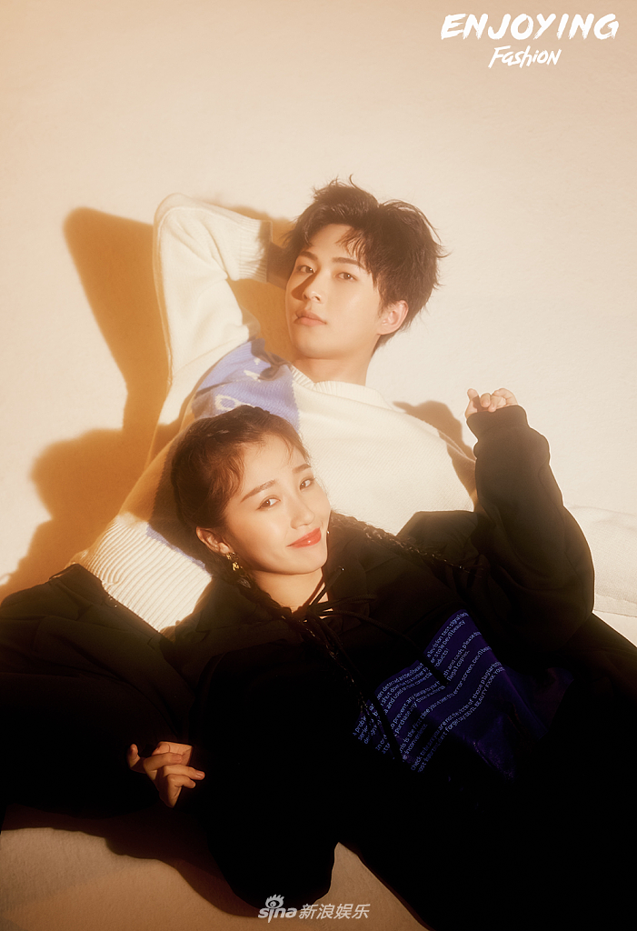 虞书欣和李歌洋合体拍大片 狗啃刘海造型俏皮可爱