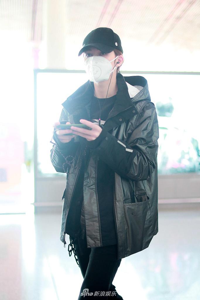 朱正廷一身潮装嘻哈帅气 机场候机坐姿霸气豪爽