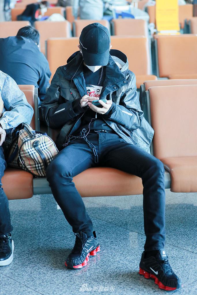 朱正廷一身潮装嘻哈帅气 机场候机坐姿霸气豪爽
