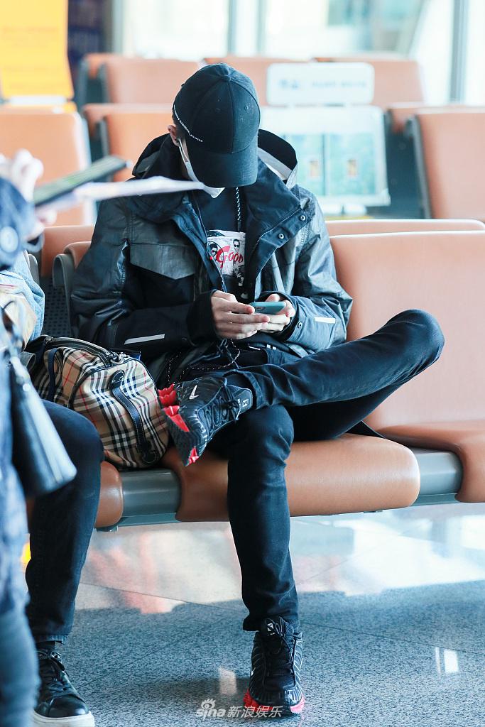 朱正廷一身潮装嘻哈帅气 机场候机坐姿霸气豪爽