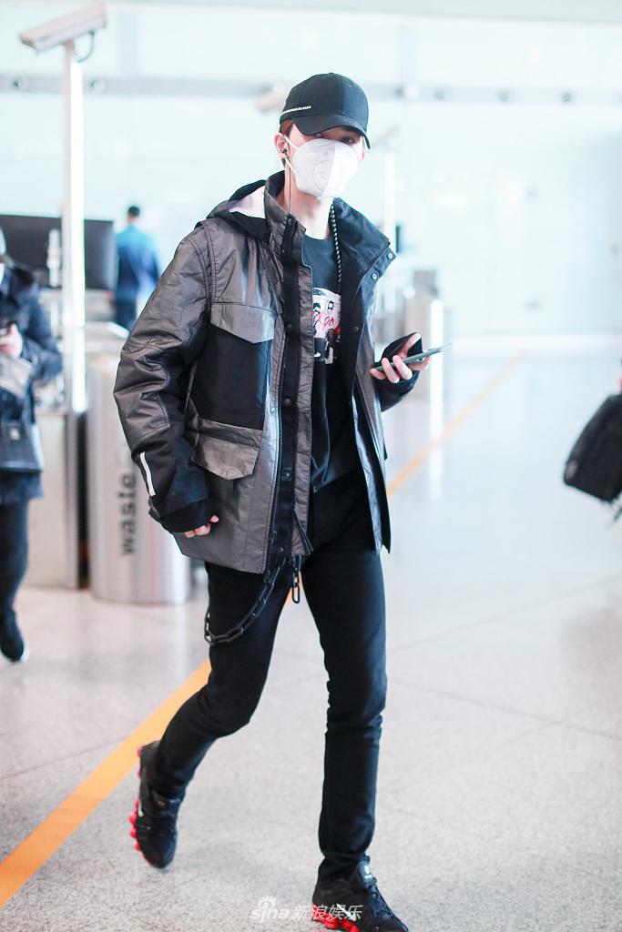 朱正廷一身潮装嘻哈帅气 机场候机坐姿霸气豪爽