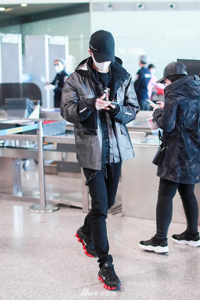 朱正廷一身潮装嘻哈帅气 机场候机坐姿霸气豪爽