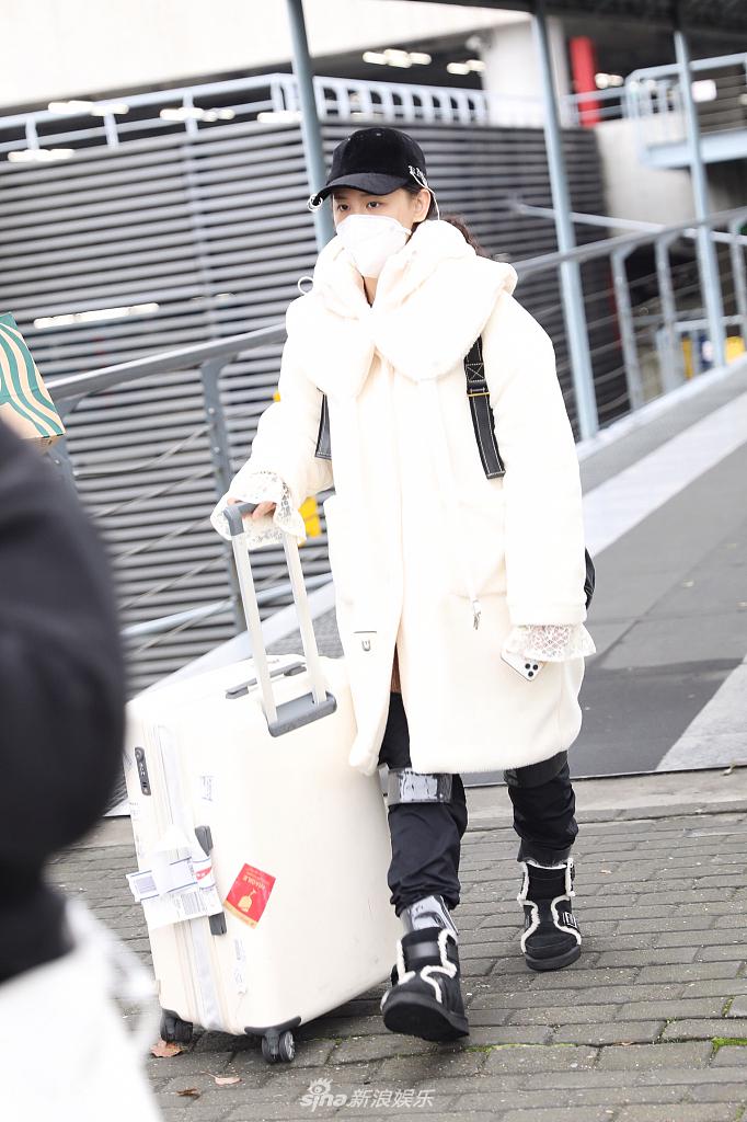 钱蓓婷穿毛绒外套时髦保暖 对镜卖萌俏皮可爱