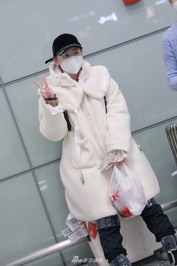 钱蓓婷穿毛绒外套时髦保暖 对镜卖萌俏皮可爱