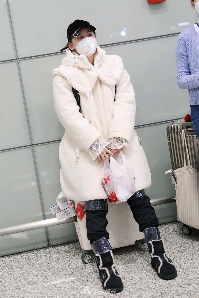 钱蓓婷穿毛绒外套时髦保暖 对镜卖萌俏皮可爱