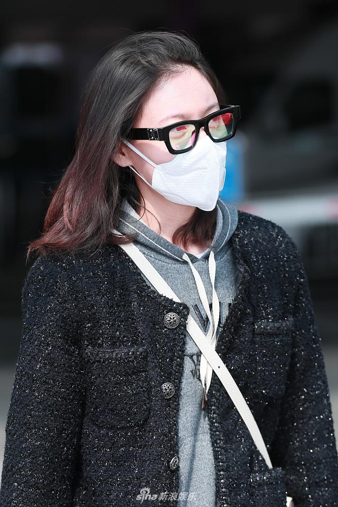 高露素颜现身皮肤白嫩 戴黑框眼镜难掩文艺气质