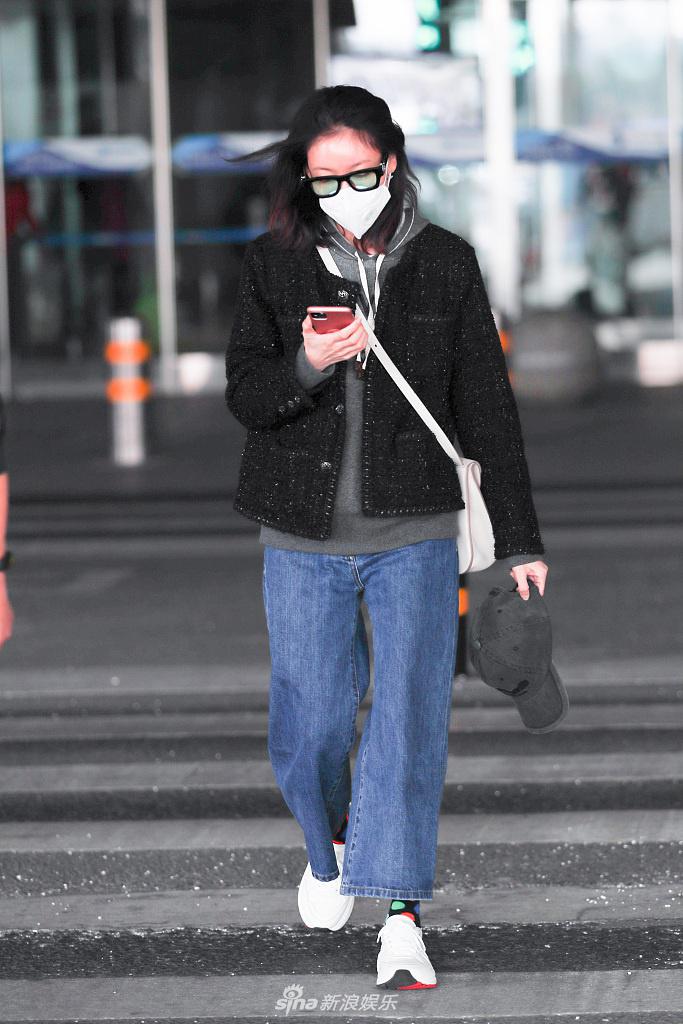 高露素颜现身皮肤白嫩 戴黑框眼镜难掩文艺气质