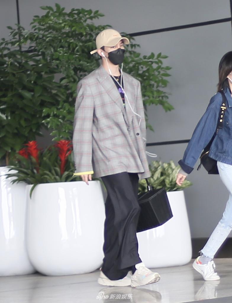 夏之光穿格子西装潮范十足 手提黑色包包大步疾走