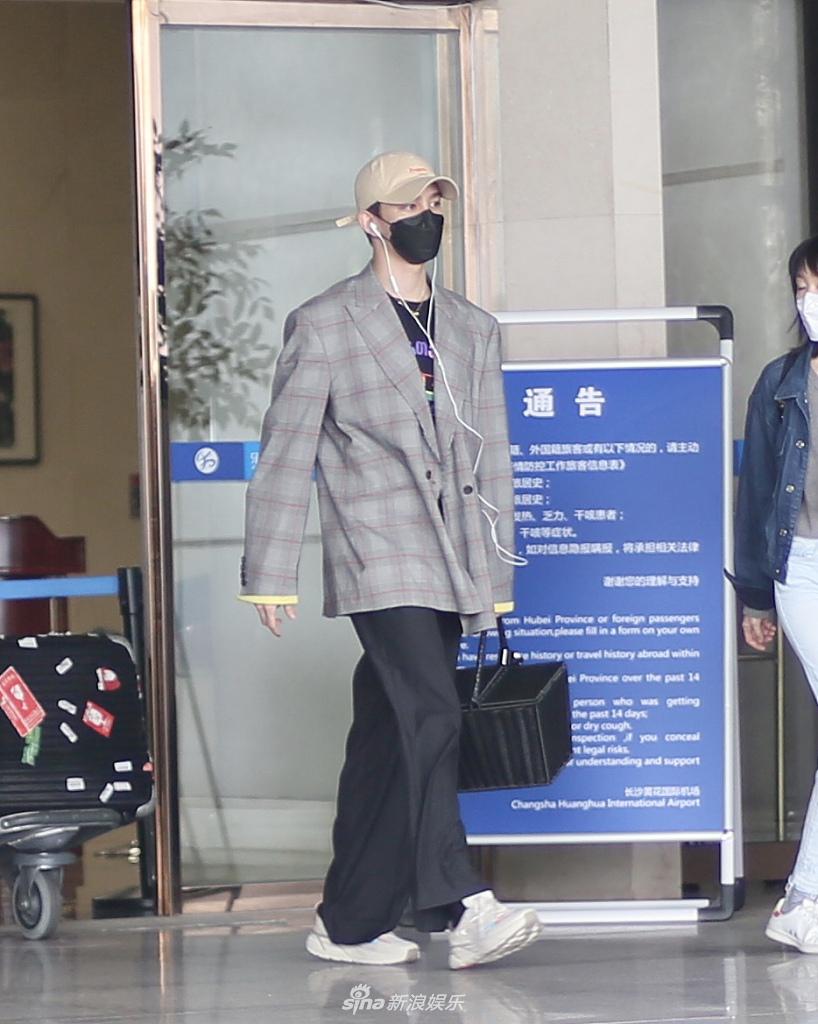 夏之光穿格子西装潮范十足 手提黑色包包大步疾走