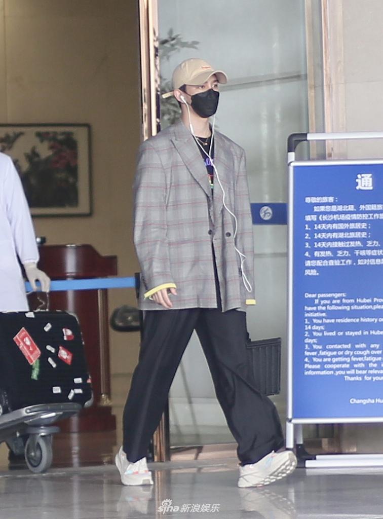 夏之光穿格子西装潮范十足 手提黑色包包大步疾走