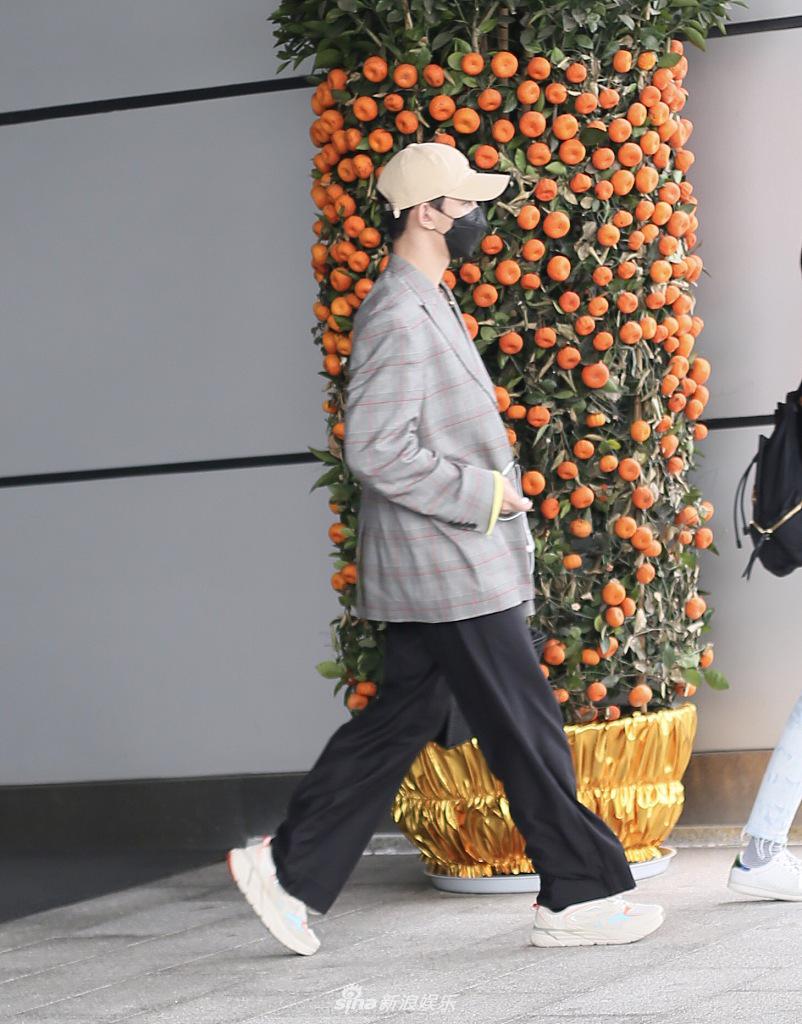 夏之光穿格子西装潮范十足 手提黑色包包大步疾走