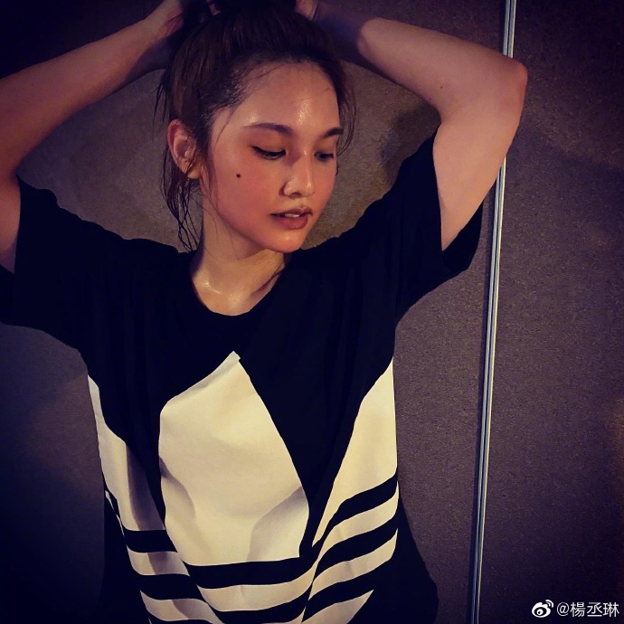 杨丞琳晒健身后素颜照 香汗淋漓脸色红润状态好