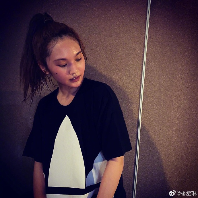 杨丞琳晒健身后素颜照 香汗淋漓脸色红润状态好