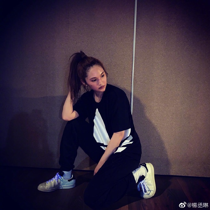 杨丞琳晒健身后素颜照 香汗淋漓脸色红润状态好