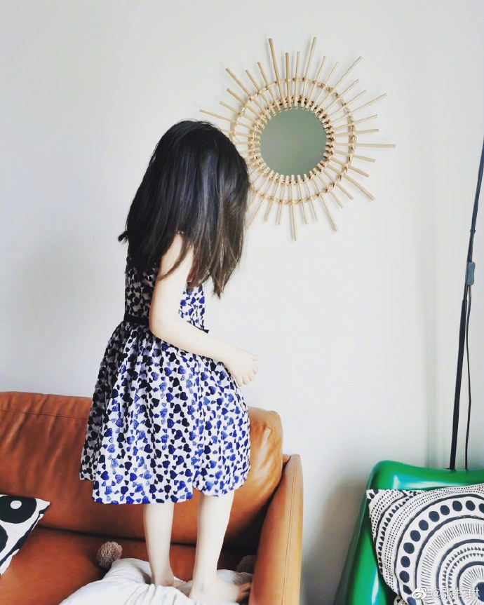 张梓琳晒女儿近照发量惊人 与婴儿时期形成鲜明对比