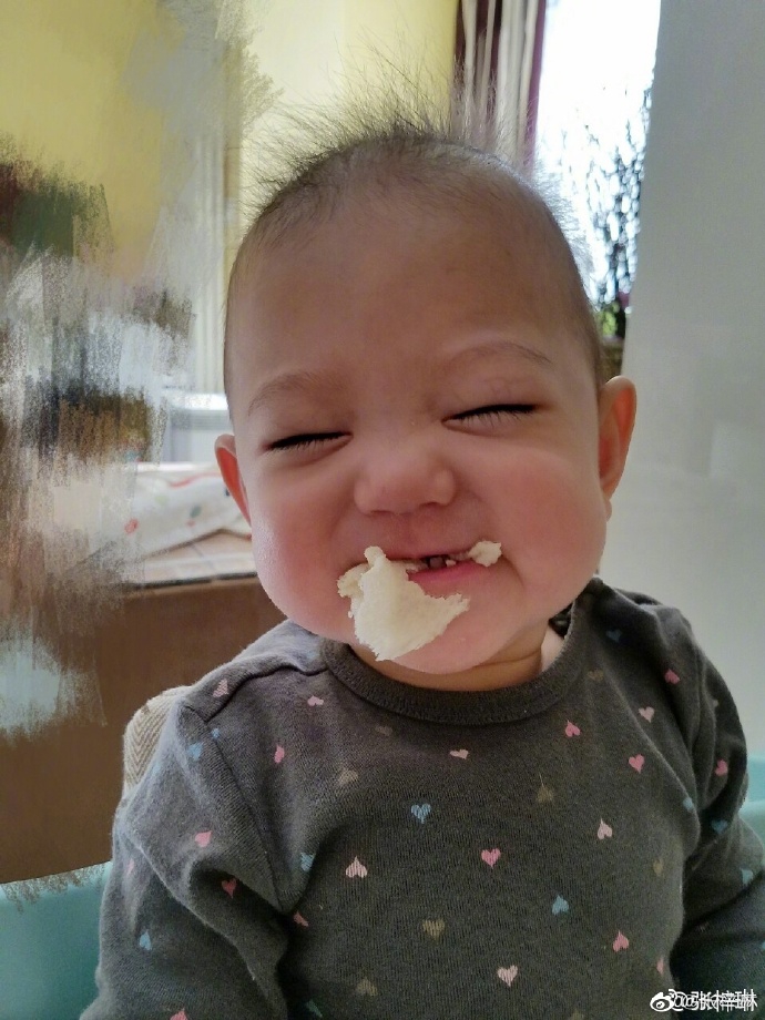 张梓琳晒女儿近照发量惊人 与婴儿时期形成鲜明对比