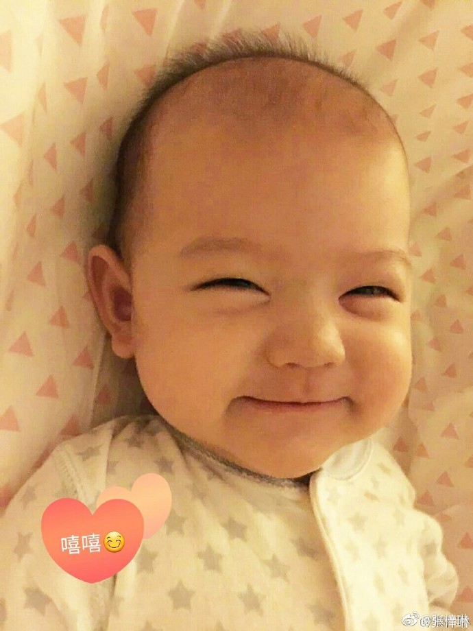 张梓琳晒女儿近照发量惊人 与婴儿时期形成鲜明对比
