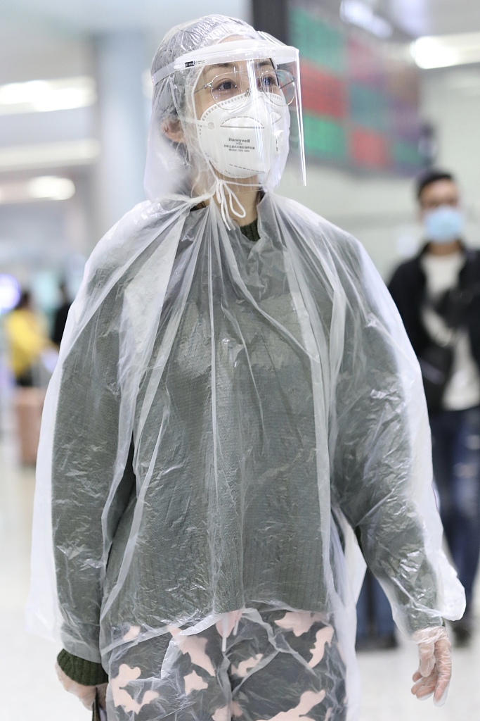 韩雪全副武装现身机场 一路淡定前行