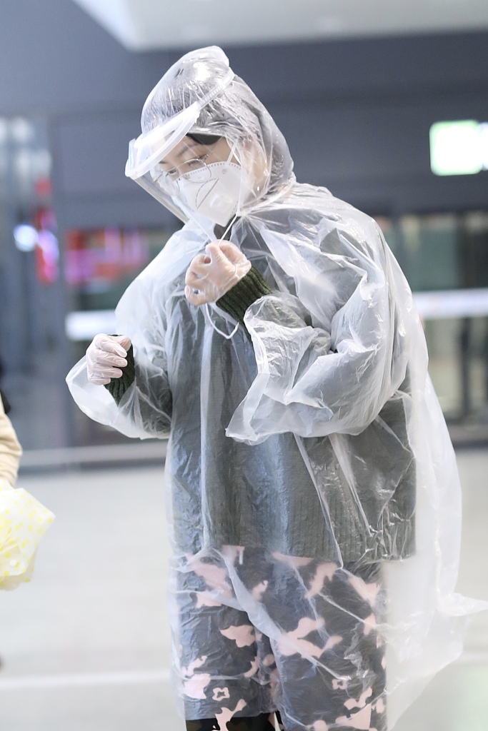 韩雪全副武装现身机场 一路淡定前行
