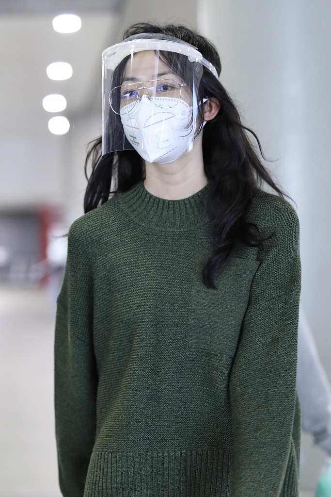 韩雪全副武装现身机场 一路淡定前行
