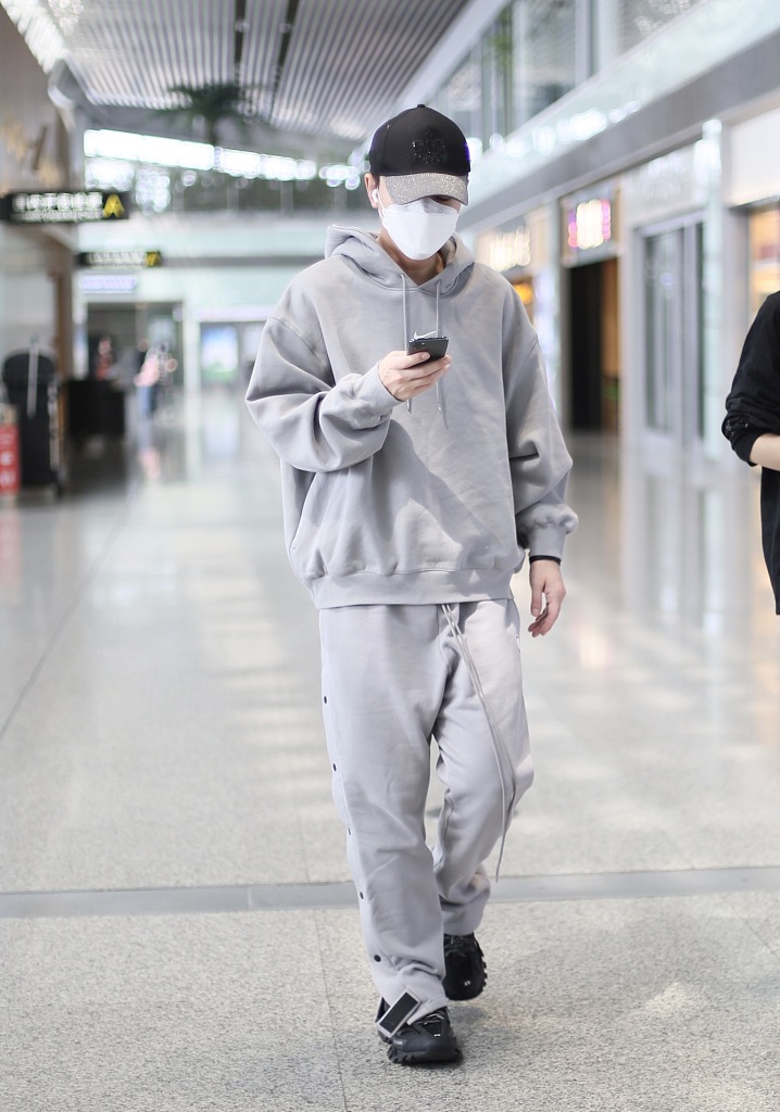 贾乃亮见跟拍主动挥手显亲和 大步流星赶机