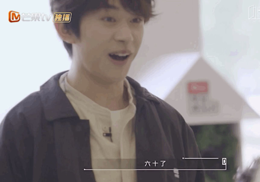 易烊千玺上称发现自己胖了十斤 受到惊吓表情呆萌可爱