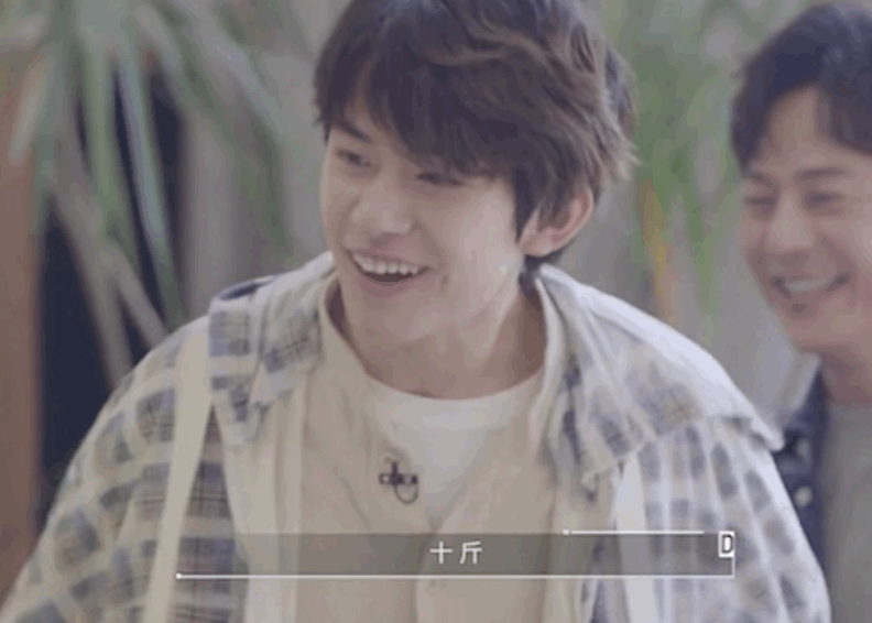 易烊千玺上称发现自己胖了十斤 受到惊吓表情呆萌可爱