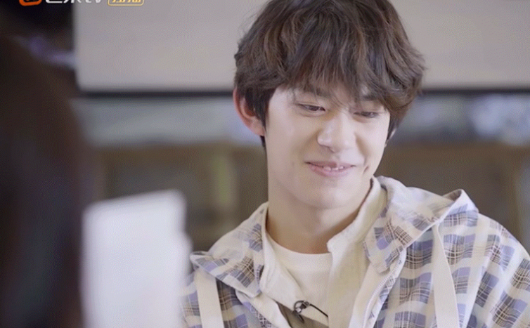 易烊千玺上称发现自己胖了十斤 受到惊吓表情呆萌可爱