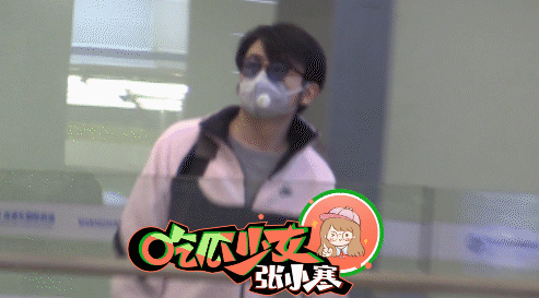 雷佳音现身机场获爱妻接机 及时消毒夫妻俩恩爱满满