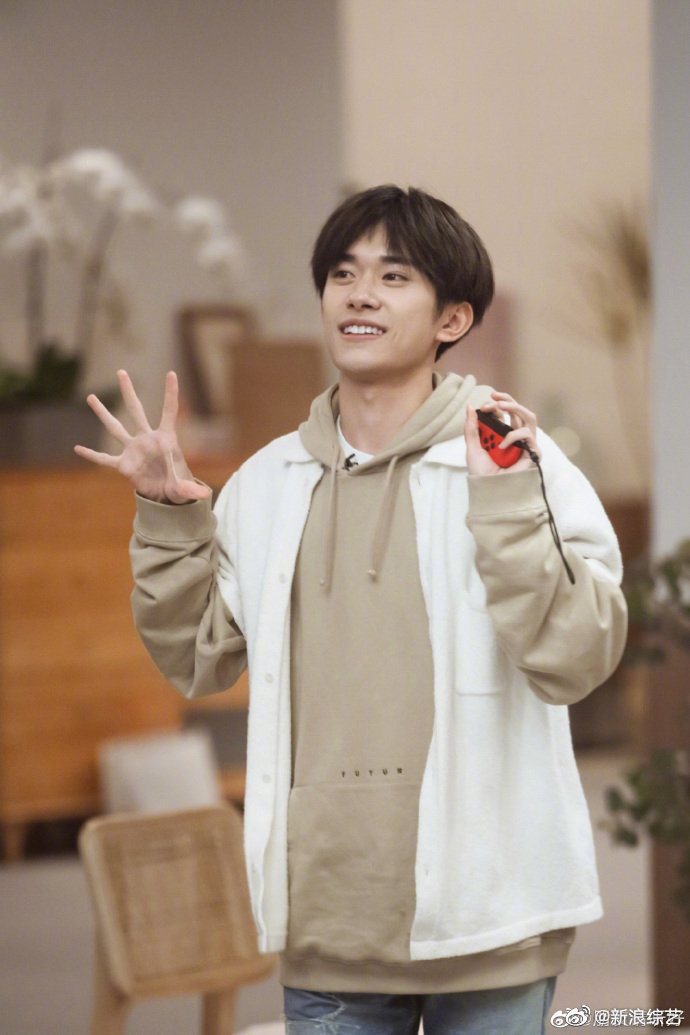 易烊千玺上称发现自己胖了十斤 受到惊吓表情呆萌可爱