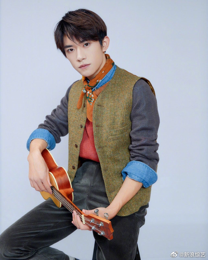 易烊千玺上称发现自己胖了十斤 受到惊吓表情呆萌可爱