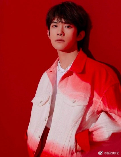 易烊千玺上称发现自己胖了十斤 受到惊吓表情呆萌可爱