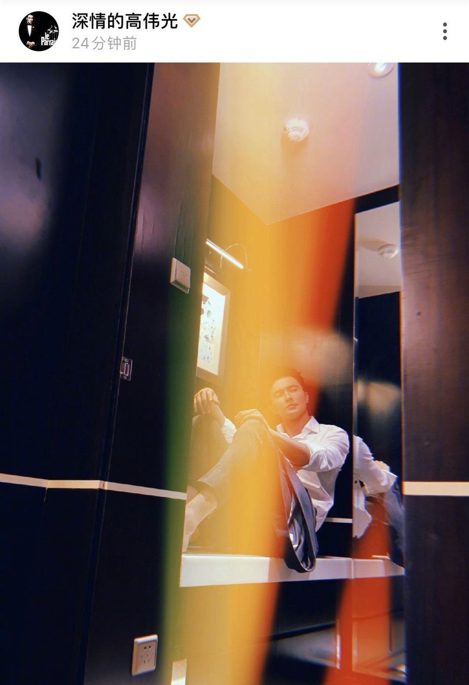 高伟光绿洲晒照大长腿抢镜 模特身材脚踝苏点十足