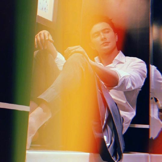 高伟光绿洲晒照大长腿抢镜 模特身材脚踝苏点十足