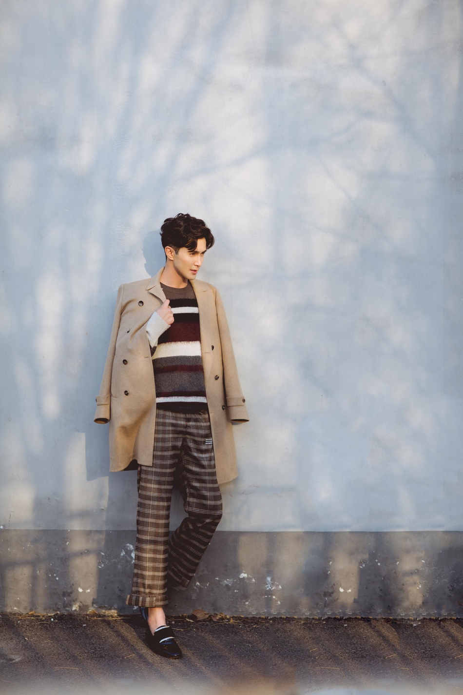 高伟光绿洲晒照大长腿抢镜 模特身材脚踝苏点十足