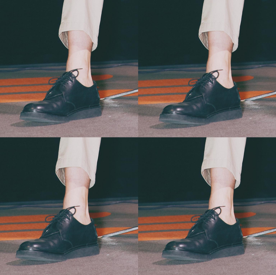 高伟光绿洲晒照大长腿抢镜 模特身材脚踝苏点十足