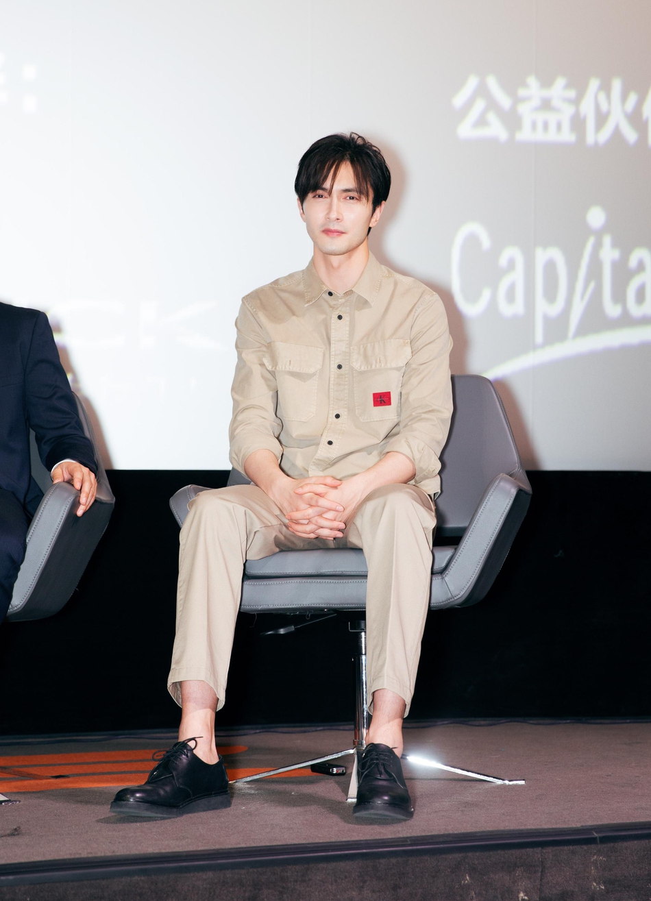 高伟光绿洲晒照大长腿抢镜 模特身材脚踝苏点十足