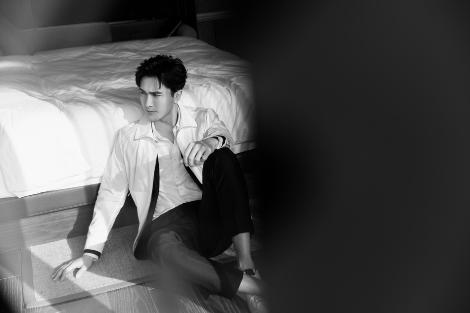 高伟光绿洲晒照大长腿抢镜 模特身材脚踝苏点十足