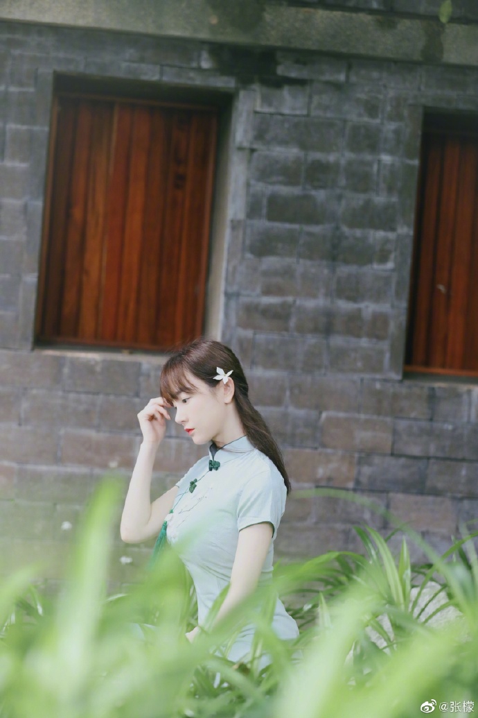 张檬曝文艺范儿写真 淡绿色旗袍勾勒苗条曲线