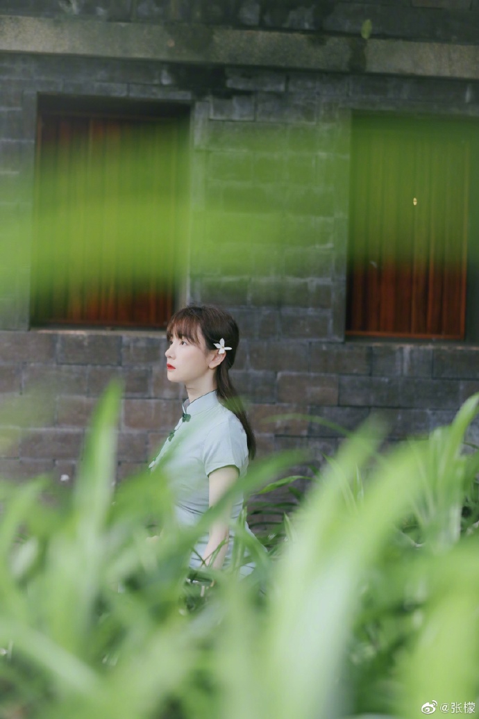 张檬曝文艺范儿写真 淡绿色旗袍勾勒苗条曲线