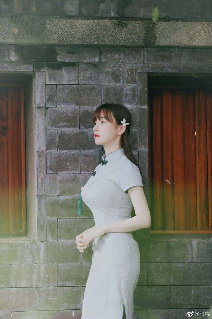 张檬曝文艺范儿写真 淡绿色旗袍勾勒苗条曲线
