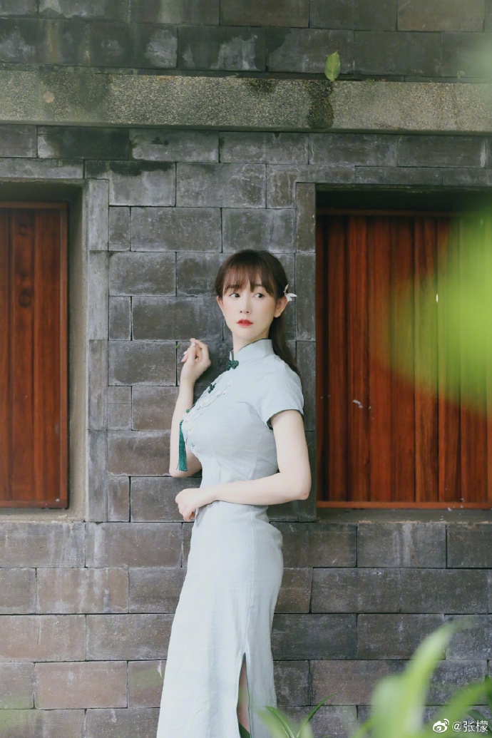 张檬曝文艺范儿写真 淡绿色旗袍勾勒苗条曲线