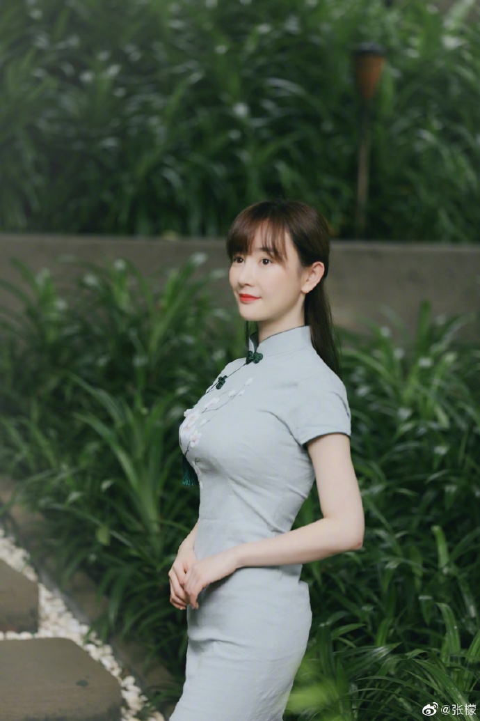 张檬曝文艺范儿写真 淡绿色旗袍勾勒苗条曲线