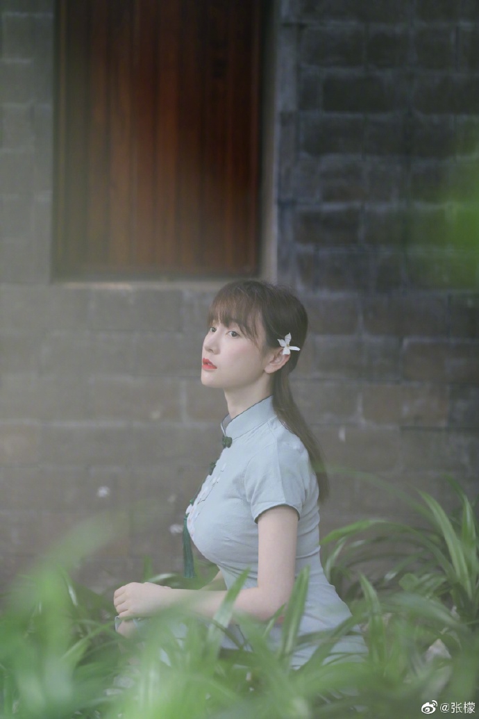 张檬曝文艺范儿写真 淡绿色旗袍勾勒苗条曲线