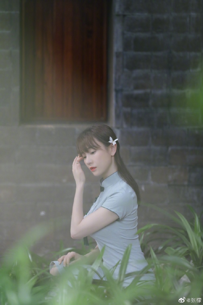 张檬曝文艺范儿写真 淡绿色旗袍勾勒苗条曲线