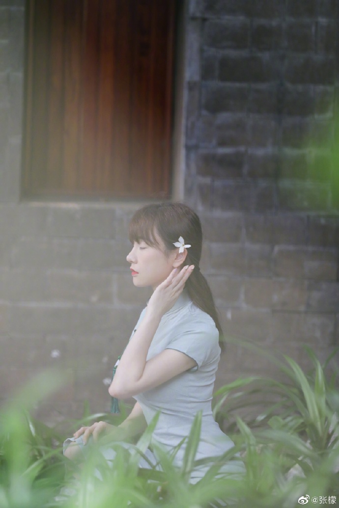 张檬曝文艺范儿写真 淡绿色旗袍勾勒苗条曲线