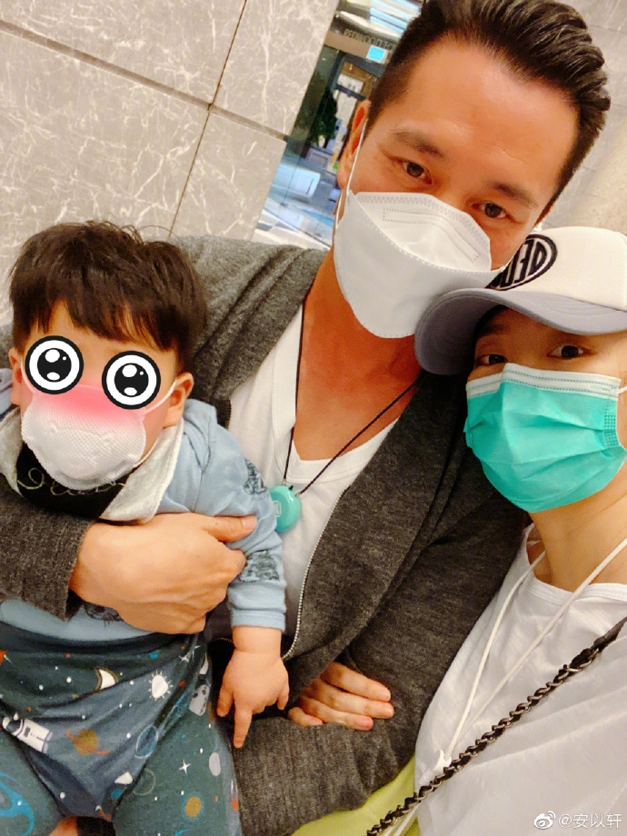 安以轩晒全家团聚合影 笑侃老公儿子久别重逢像牛郎织女