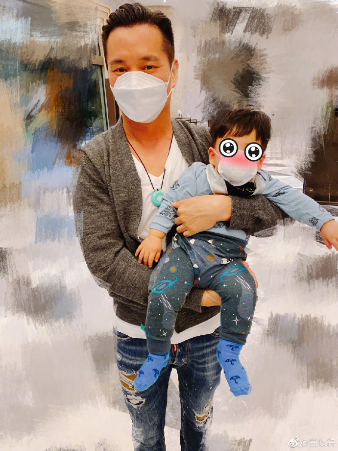 安以轩晒全家团聚合影 笑侃老公儿子久别重逢像牛郎织女
