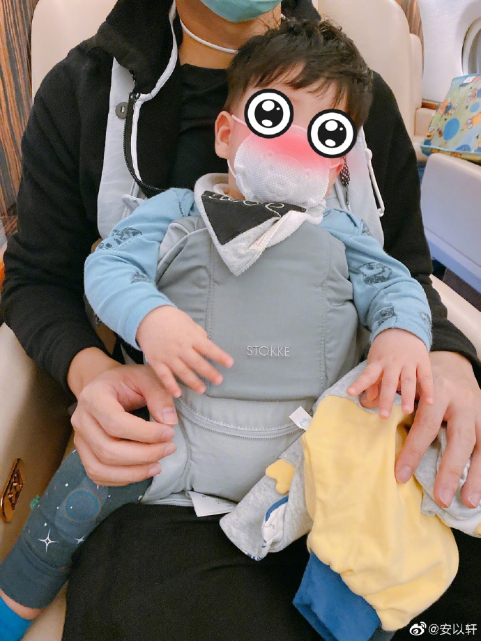 安以轩晒全家团聚合影 笑侃老公儿子久别重逢像牛郎织女